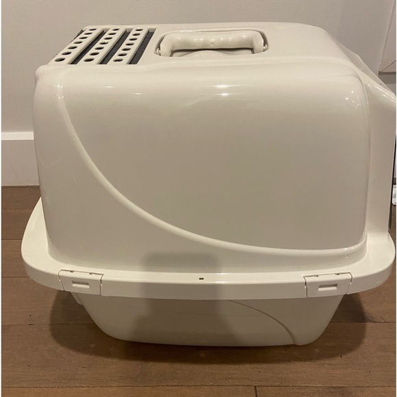 White litter box from Amazon. Been used once, fully cleaned out. 52.1L x 49.5H - Picture 2 of 5